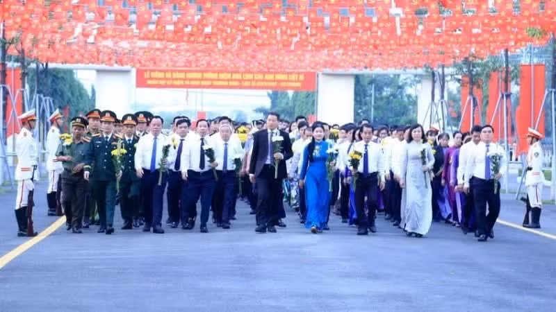 值此越南荣军烈士日79周年之际，同奈市领导前往市烈士陵园敬献鲜花、上香缅怀革命先烈。