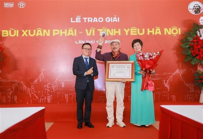 组委会向“作品奖——热爱河内”获得者颁奖。