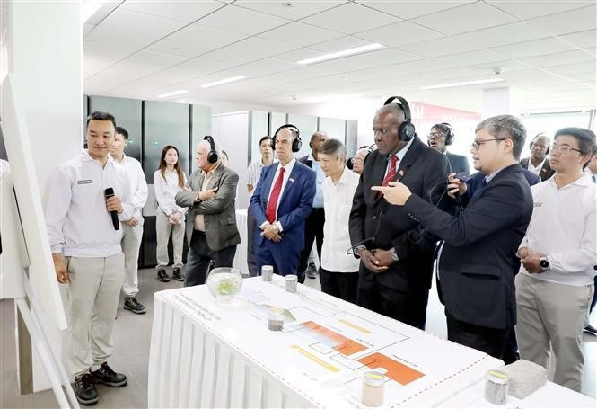 古巴全国人民政权代表大会主席探访兴安省升龙Ⅱ号工业区。