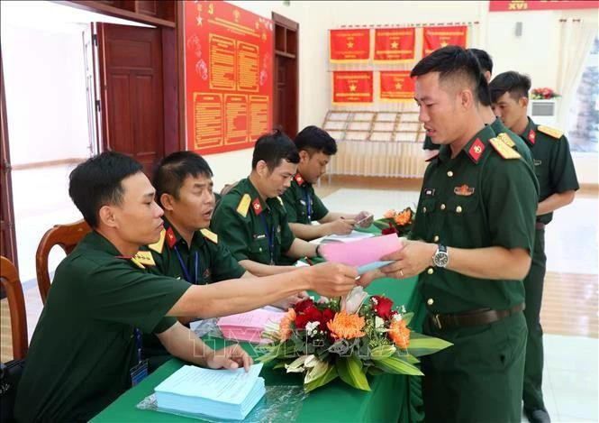 特种兵种水上特工第5旅选举小组向选民发放选票，组织投票。