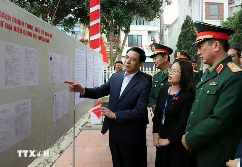 越共中央政治局委员、国防部长潘文江大将检查太原省潘廷冯坊选举筹备工作。