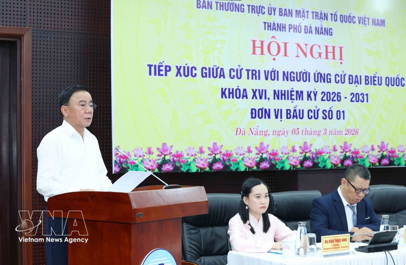 越共中央书记处常务书记陈锦秀发表讲话。