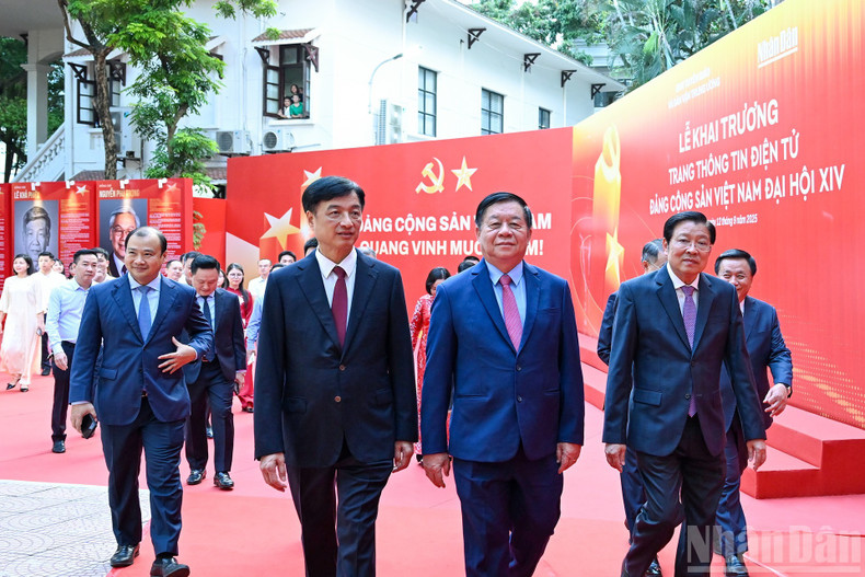 党和国家领导人出席越南共产党第十四次全国代表大会新闻网开通仪式。 tbt7.jpg