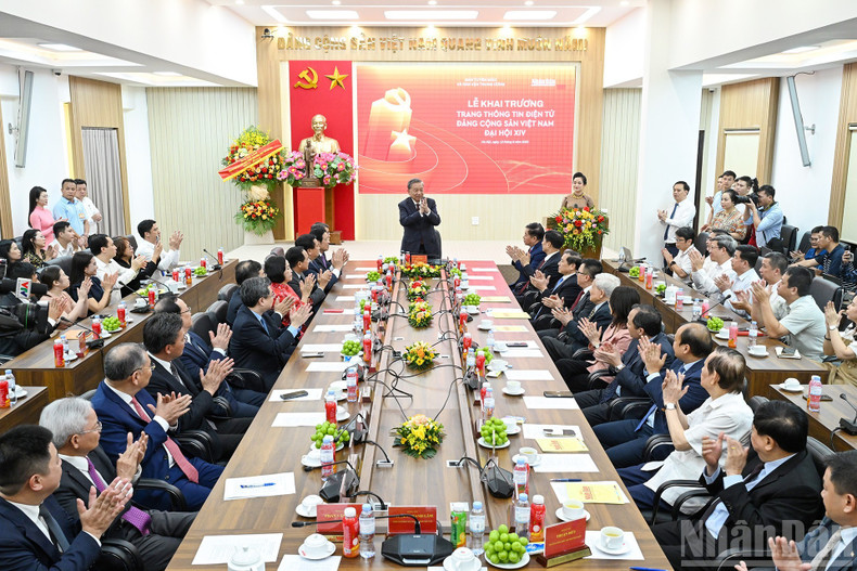 在《人民报》社隆重举行的越南共产党第十四次全国代表大会新闻网开通仪式的场面。 tbt9.jpg