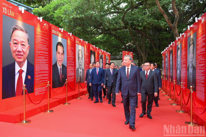 苏林总书记和党、国家领导人出席越南共产党第十四次全国代表大会新闻网开通仪式。 tbt6.jpg