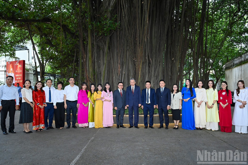 苏林总书记同《人民报》社领导、干部、记者合影留念。 tbt3.jpg