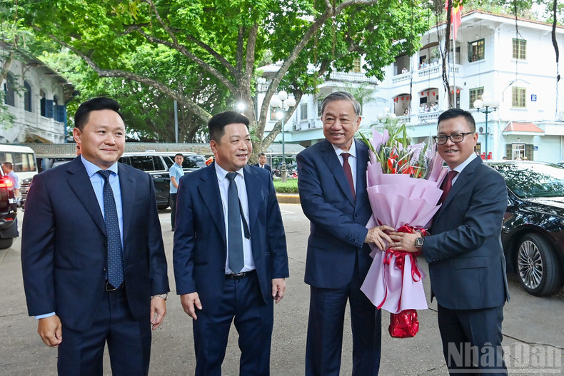 《人民报》总编辑黎国明和各位副总编辑迎接苏林总书记。 tbt2.jpg