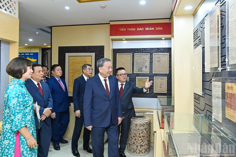 苏林总书记与党和国家领导参观《人民报》社的传统屋。 tbt5.jpg