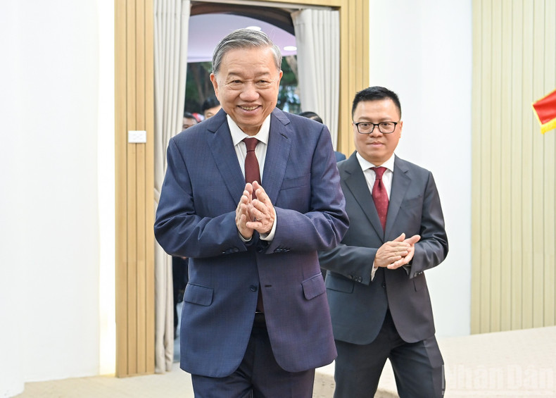 苏林总书记步入会场。 tbt8.jpg