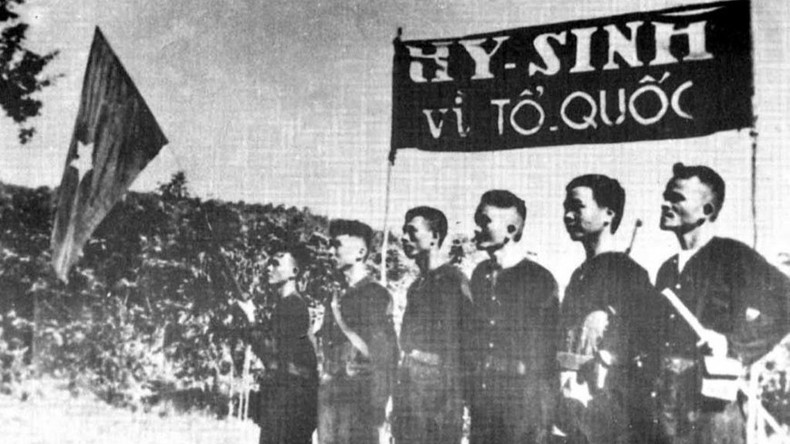巴苏游击队是在广义省巴苏起义爆发并取得胜利(1945年3月11日)后,于1945年3月14日成立的,是建立人民革命政府的核心力量,直接参加中部地区总起义,为1945年八月革命的胜利作出了贡献。(图片来源:越通社资料图) ngay15thang8-3.jpg
