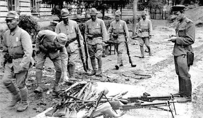 日本法西斯关东军士兵向苏联红军缴械投降(1945年8月)。(图片来源:国际资料/越通社) ngay15thang8.jpg
