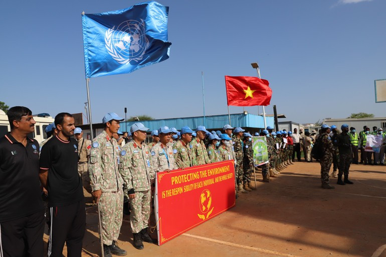 越南蓝色贝雷帽部队与UNISFA各单位一起参加环保游行。 moi-truong-2.jpg