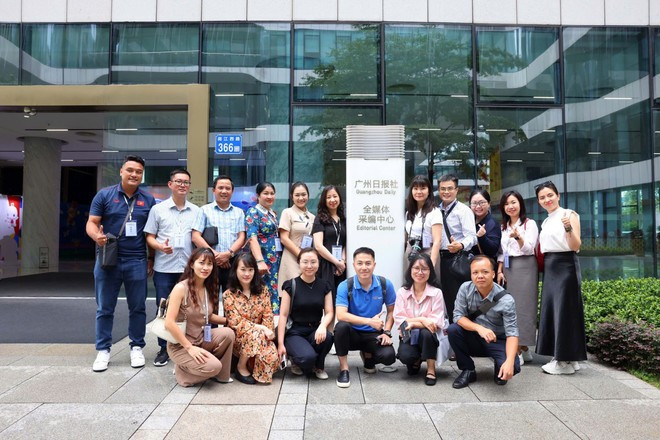 越南媒体代表团在《广州日报》社总部合影。(图片来源:越通社) nhat-bao-qc.jpg