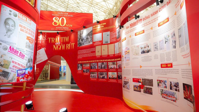 参观《人民报》社展位,每个人不仅更加了解一家革命新闻媒体机构的历史,更对党报陪伴民族走向独立、自由、幸福的80年历程倍感自豪。 baond6.jpg