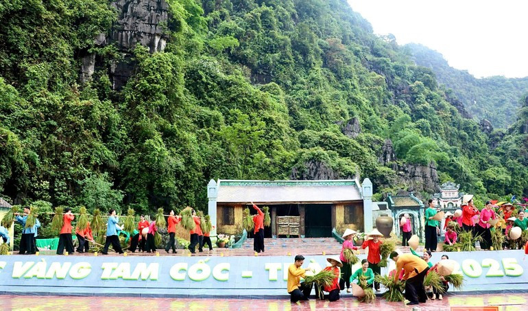 宁平旅游周期间展开多项精彩的文化活动。 ninhbinh3.jpg