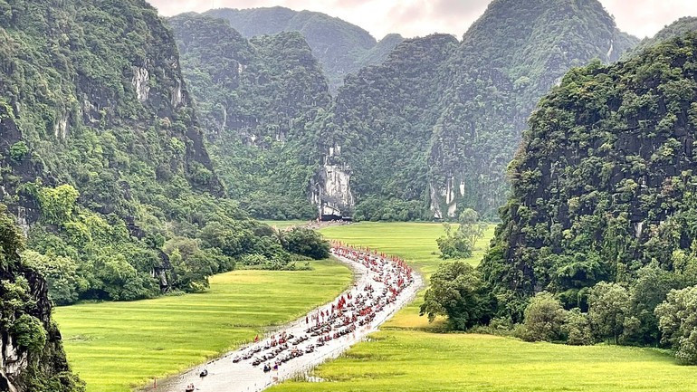 宁平旅游周吸引大量国内外游客前来参加。 ninhbinh4.jpg