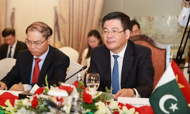 阮鸿延部长与范英俊大使共同出席“越巴企业论坛”和《越南-巴基斯坦优惠贸易协定谈判启动联合声明》的签署仪式。(图片来源:工贸报) pakistan2.jpg