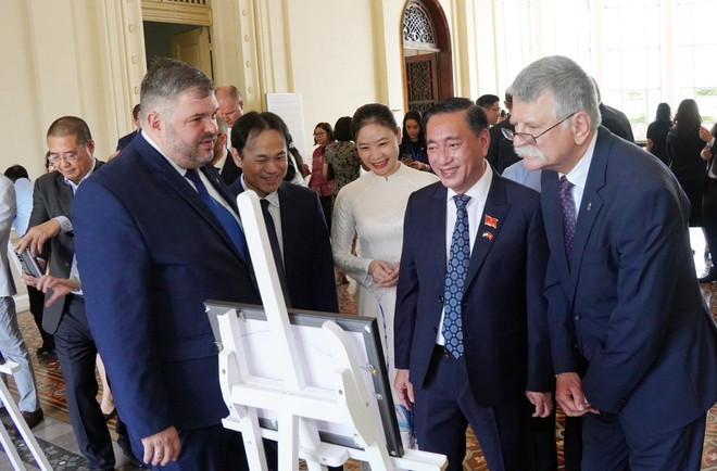 匈牙利国会主席格维尔·拉斯洛和两国代表参观展览。(图片来源:越通社) trienlam.jpg