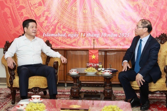 越南工贸部部长阮鸿延访问越南驻巴基斯坦大使馆并与范英俊大使交流。(图片来源:越南驻巴基斯坦大使馆) pakistan3.jpg