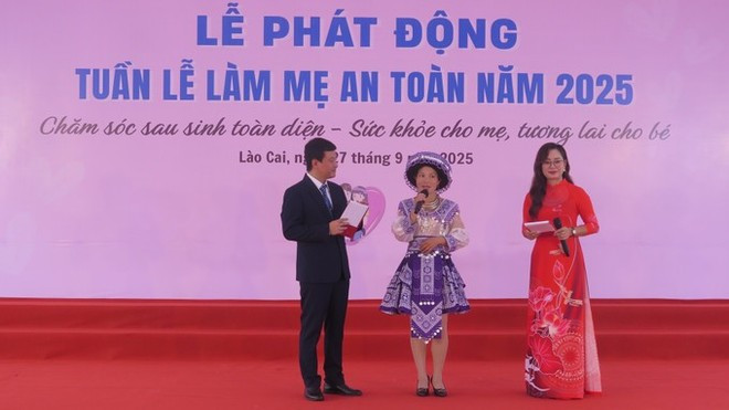 赫蒙族妇女曹氏巴在启动仪式上分享经验。(图片来源:越通社) phatdong.jpg