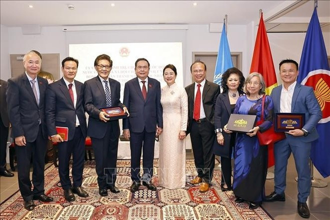 国会主席陈青敏和夫人向旅瑞越侨送礼品。(图片来源:越通社) tran-thanh-man-2.jpg
