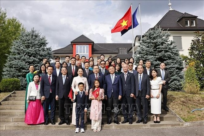 国会主席陈青敏和夫人与各位代表合影。(图片来源:越通社) tran-thanh-man-3.jpg