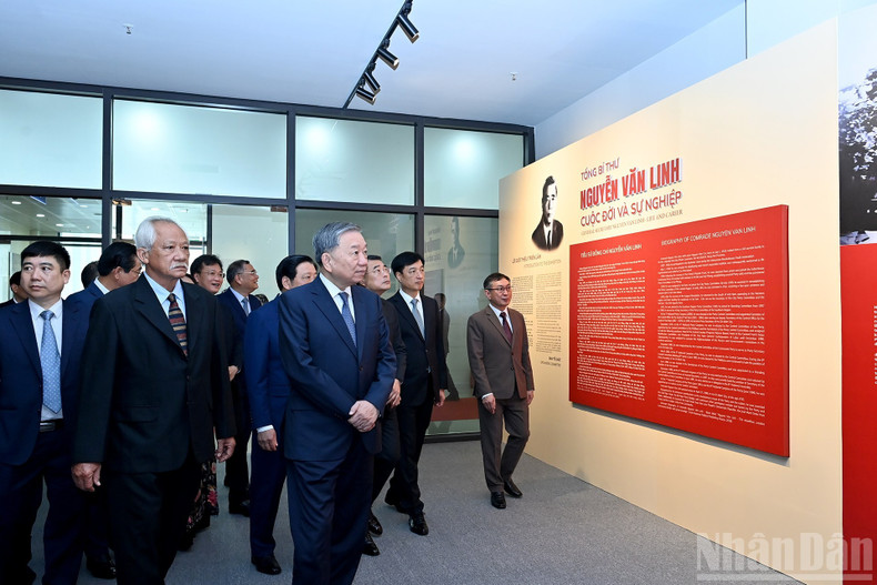 苏林总书记和各位代表参观展览。 tbt4.jpg