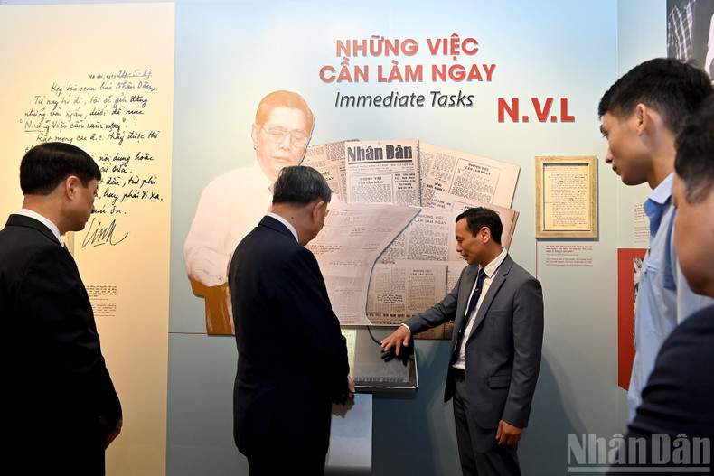 苏林总书记参观展览。 tbt7.jpg