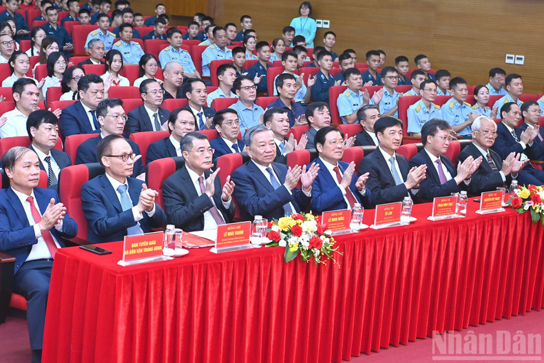 党和国家领导出席“阮文灵总书记——生平与事业”专题展开幕式。 tbt1.jpg
