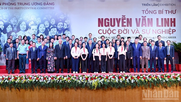 越共中央总书记苏林与党和国家领导一同出席展览开幕式。(图:登科 摄) trienlam2.jpg