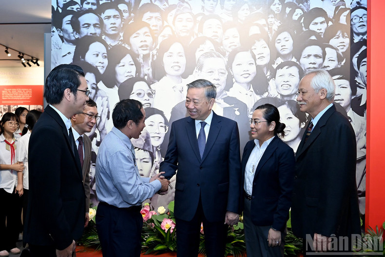 苏林总书记亲切慰问前来参展的代表。 tbt9.jpg