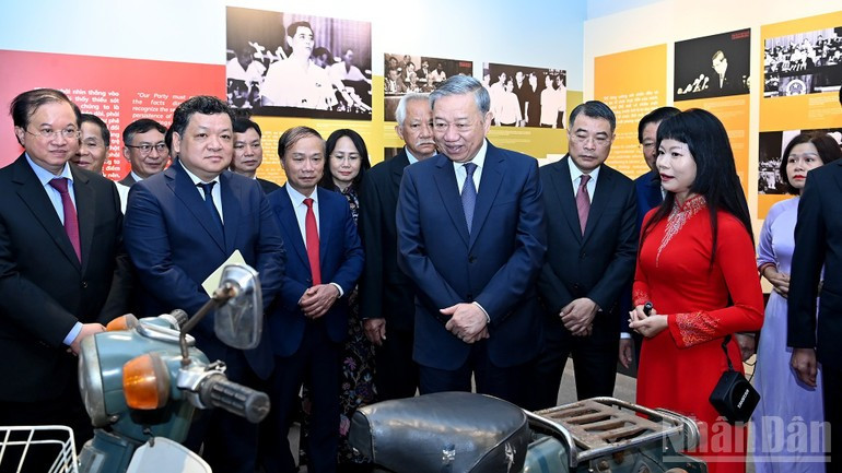 越共中央总书记苏林和各位代表参观展览。(图:登科 摄) trienlam1.jpg