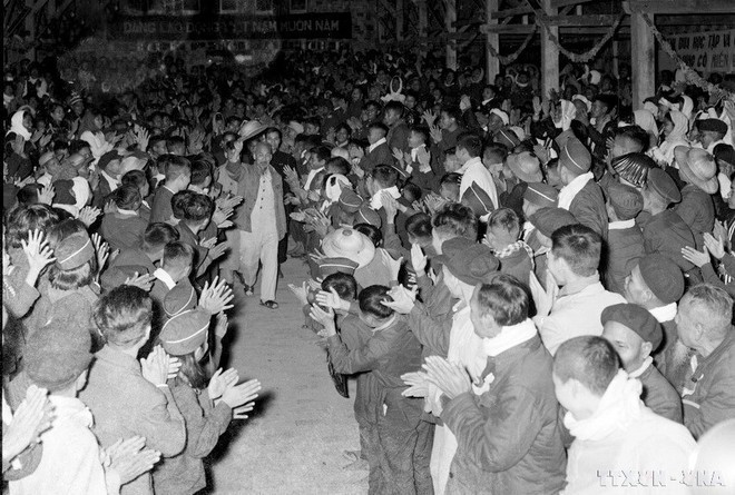 1956年2月12日,农历丙申新年之际,胡主席看望少数民族干部学校学生。(图片来源:越通社) chitichhcm.jpg