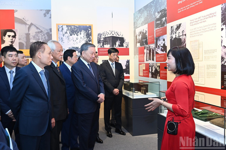 苏林总书记和各位代表参观展览。 tbt5.jpg