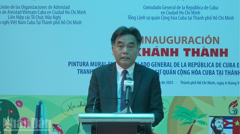 胡志明市人民委员会副主席阮禄河在揭幕仪式上致辞。 khanhthanh2.jpg