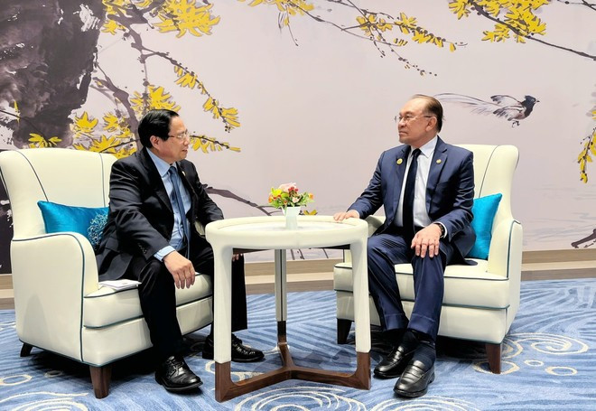 范明正总理会见马来西亚总理安瓦尔·易卜拉欣。(图片来源:越通社) tiep2.jpg