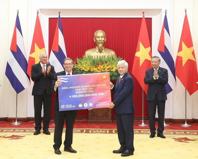 苏林总书记与米格尔·迪亚斯—卡内尔·贝穆德斯主席共同见证越南党、国家和人民捐赠给古巴人民的首批援助资金。(图片来源:越通社) traovankian2.jpg