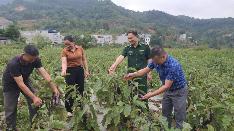 边防干部向各家庭宣传引导发展经济。 bienphong2.jpg