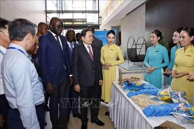 国会主席陈青敏和塞内加尔国民议会议长恩迪亚耶参观越南展位。(图片来源:越通社) tham-quan-gian-hang.jpg