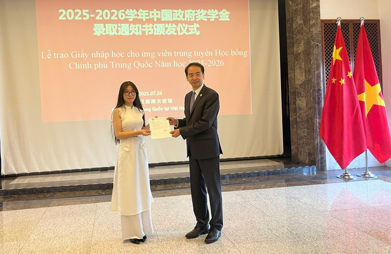 何炜大使向荣获2025-2026学年中国政府奖学金的越南学生颁发录取通知书。(秋兰 摄) daisu2.jpg