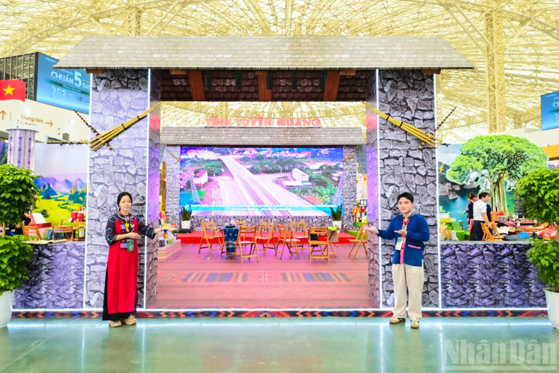 在“越南金秋——秋色水韵”主题展区中,宣光省设有占地200平方米的展示空间。 anh2.jpg
