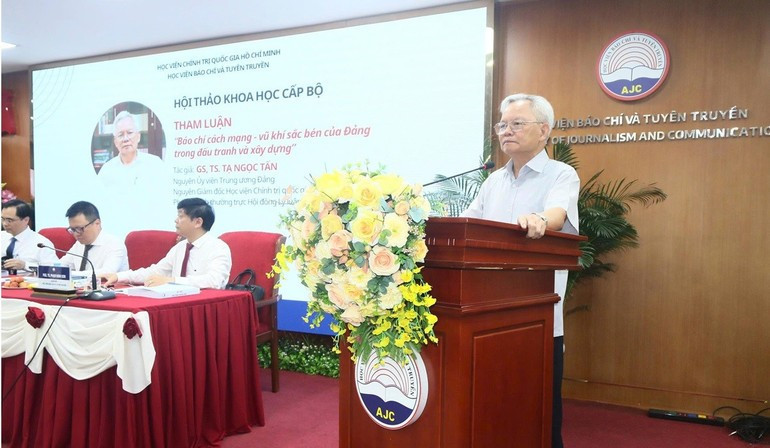原越共中央委员、原胡志明国家政治学院院长、中央理论委员会常务副主席谢玉晋教授、博士发表讲话。 tangoctan.jpg