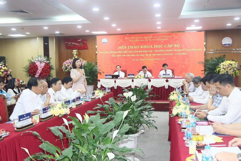 研讨会场面。 toancanhhoithao.jpg