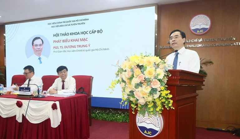 胡志明国家政治学院副院长杨忠意副教授、博士在研讨会上发表讲话。 hoithao1.jpg