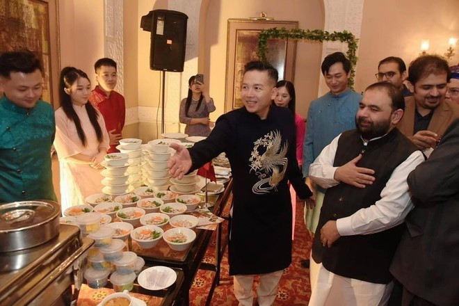 各国代表参观越南美食展位。(图片来源:大使馆供图) anh-thang.jpg