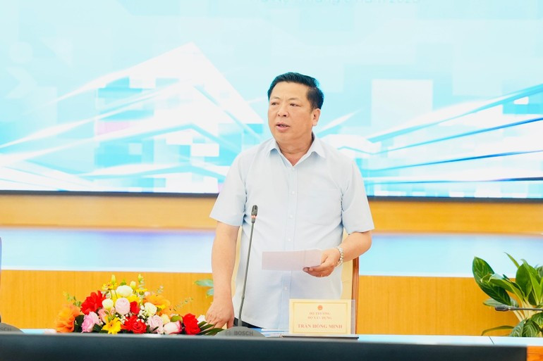 建设部部长陈鸿明发表讲话。 xaydung1.jpg