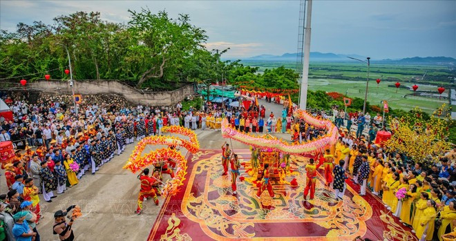 除了庄严的祭祀,参山主处圣母庙会还有热闹非凡的庙会,其设有许多精彩的体育活动、民间游戏以及民族特色的文艺表演。(图片来源:越南画报) angiang3.jpg