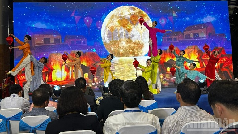 在深圳(中国)—岘港(越南)航线复航仪式上表演的节目。 thamquyen2.jpg