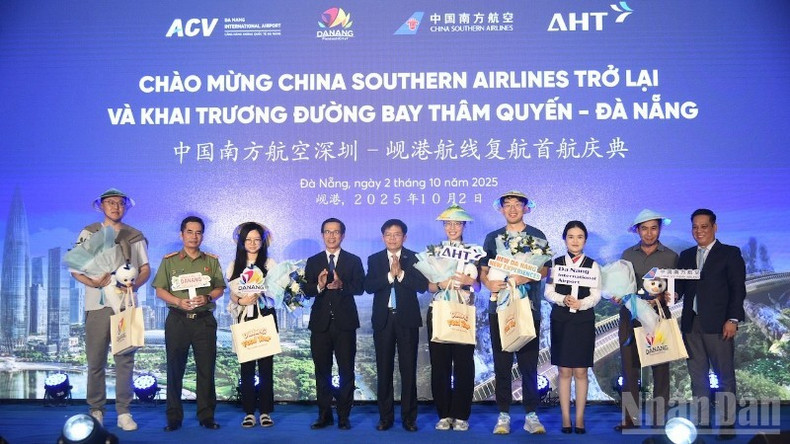 岘港市迎接从中国广东省深圳市起飞的首个航班。 thamquyen1.jpg