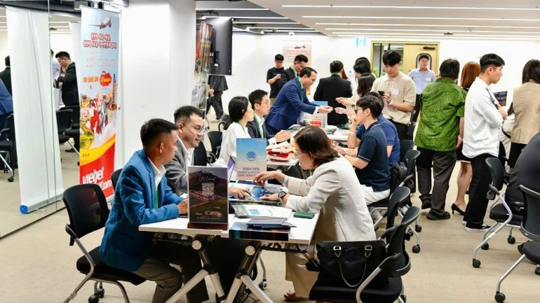 越南旅游协会还组织了越南地方代表与企业代表同65家韩国旅行社及13家韩国媒体单位的B2B洽谈会。 b2b-3873.jpg